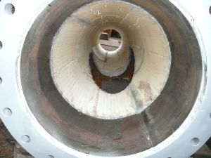 Vnitřek hořáku ochráněný výstelkou z materiálu Keralox (hořák do cementárny, ochrana před uhelným pr